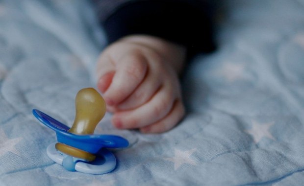 Pobite niemowlę leżało twarzą do ziemi. Matka miała 3 promile