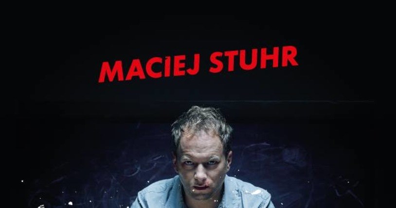 Pobity Maciej Stuhr na plakacie serialu "Belfer" /Canal+