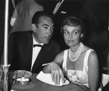 Pobrali się w 1937 r., a Quinn już podczas nocy poślubnej zażądał rozwodu (rozmyślił się parę godzin później, a para zdążyła dorobić się piątki dzieci). Powód zdenerwowania wyjaśnił 60 lat później w swojej autobiografii - otóż z przerażeniem odkrył, że 26-letnia wtedy Katherine nie była już dziewicą. "Meksykańskie wychowanie wpoiło mi, że zasługuję na dziewicę. Wierzę w monogamię" - przekonywał dziennikarzy. Ta wiara jakoś nie przeszkadzała mu w licznych romansach - m.in. z Maureen O’Harą, Ritą Hayworth, Barbarą Stanwyck i Ingrid Bergman (a później i z jej córką, Pią).