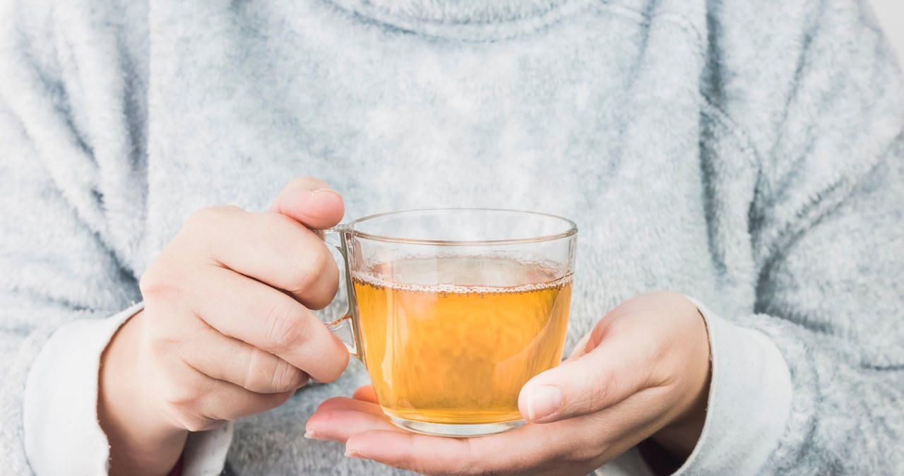 Pobudza metabolizm i przyspiesza trawienie. Pij po jedzeniu by mieć płaski brzuch /123RF/PICSEL