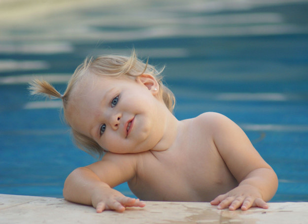 Pobyt na basenie jest dla dziecka doskonałą zabawą oraz relaksem. /123RF/PICSEL