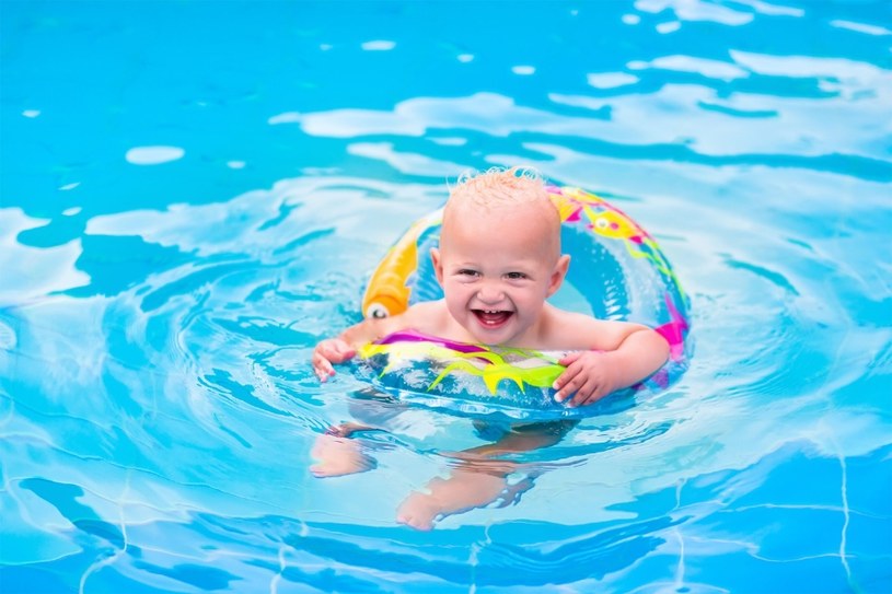 Pobyt na basenie jest dla dziecka doskonałą zabawą oraz relaksem /123RF/PICSEL