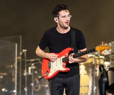 Pocałował kolegę na scenie i wybuchł skandal. Pozwali The 1975 na wielkie pieniądze!