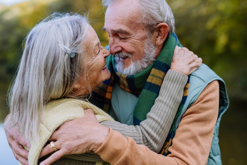 Pocałowanie najstarszego członka rodziny w wigilijny poranek może przynieść ci szczęście w 2024 roku. W zależności od tego, kim jest dla ciebie ta osoba, możesz dać jej buziaka w usta, policzek, a nawet w czoło /Pixel