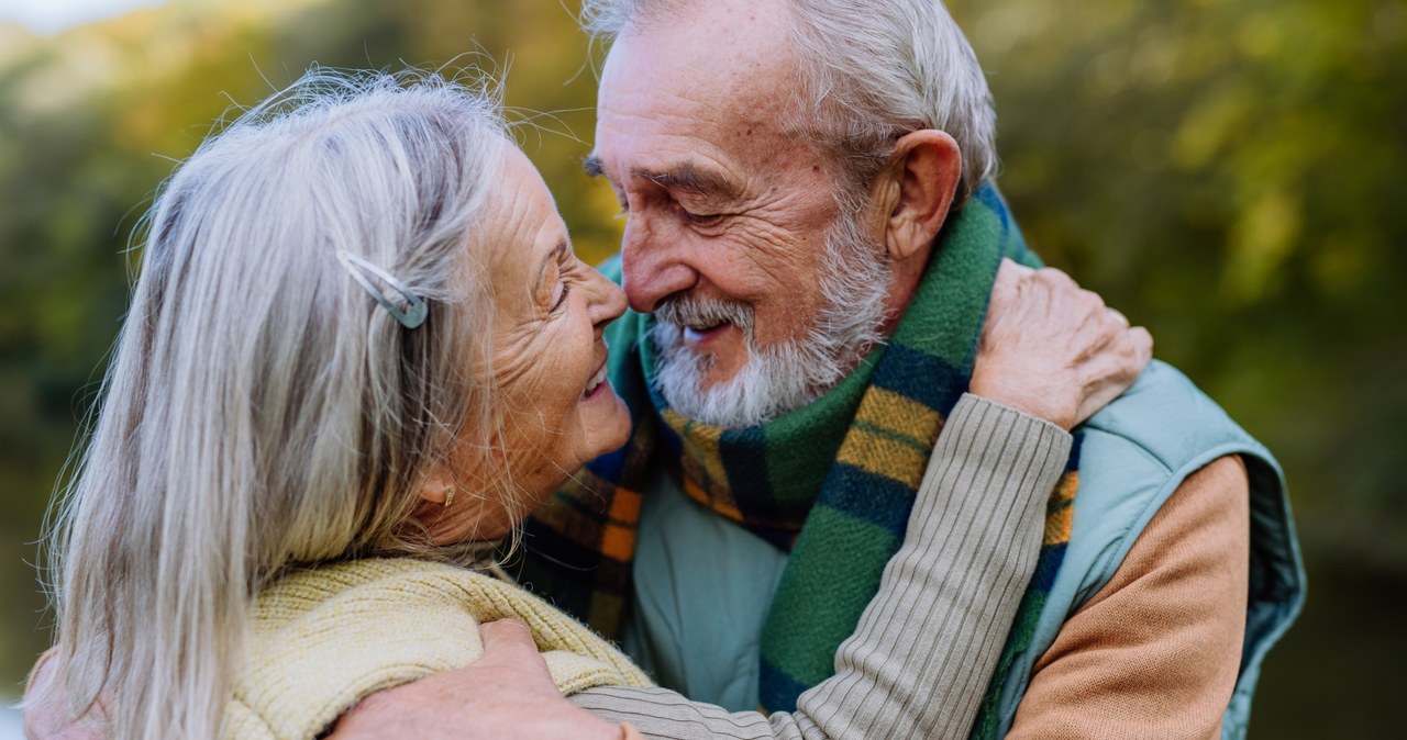 Pocałowanie najstarszego członka rodziny w wigilijny poranek może przynieść ci szczęście w 2024 roku. W zależności od tego, kim jest dla ciebie ta osoba, możesz dać jej buziaka w usta, policzek, a nawet w czoło /Pixel