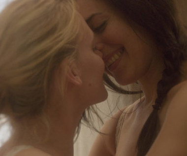 "Pocałuj mnie": Miłość przyrodnich sióstr