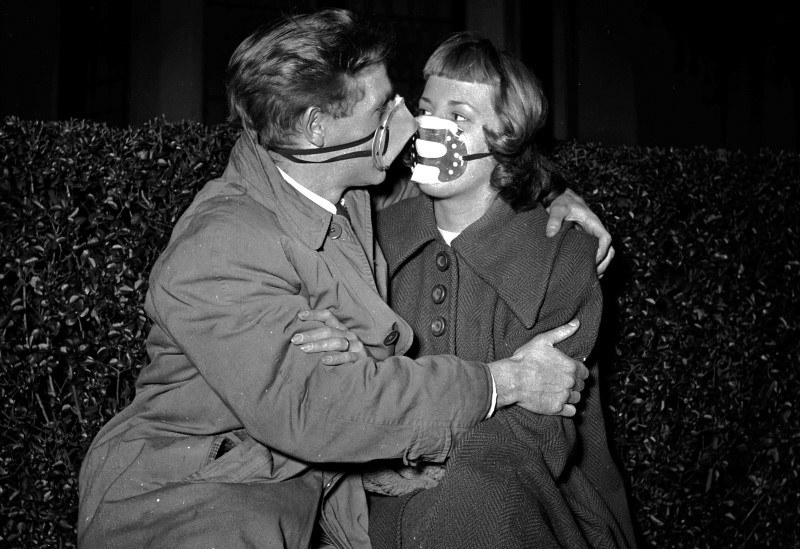 Pocałunek albo śmiertelne zatrucie i śmierć w męczarniach. Randkowanie w grudniu 1952 nie było łatwe... /Getty Images/Flash Press Media
