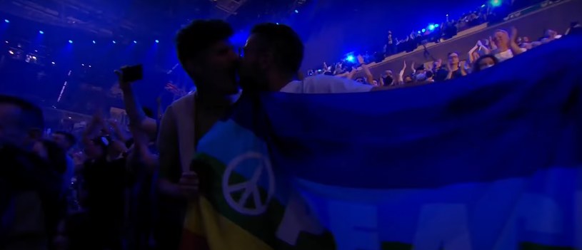 Pocałunek jednopłciowej pary na tle tęczowej flagi pokazano w TVP /YouTube /materiał zewnętrzny