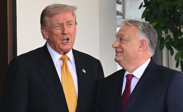 "Pocałunek śmierci" od Trumpa. Wielka przyjaźń pogrążyła Orbana