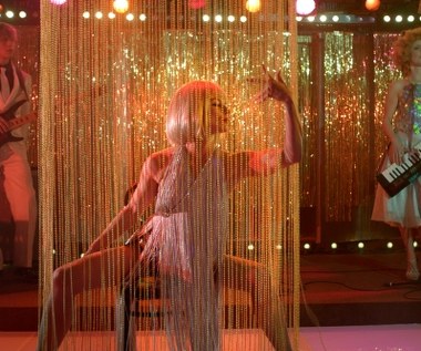 Pochłonięte przez miłość i rodzące się namiętności, na chwilę zapominają o swojej prawdziwej naturze. Ale wystarczy jedno złamane serce, by sytuacja wymknęła się spod kontroli…