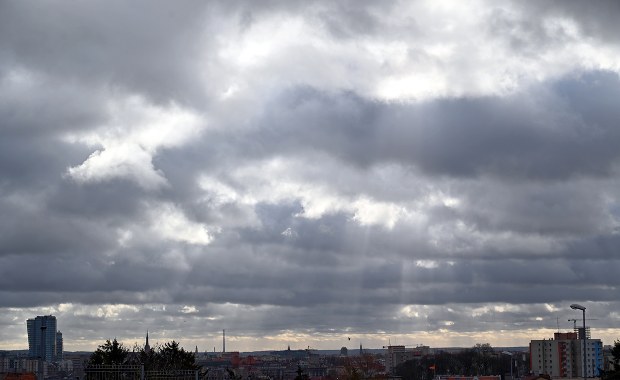 Pochmurny początek tygodnia. Możliwe burze i zamiecie śnieżne