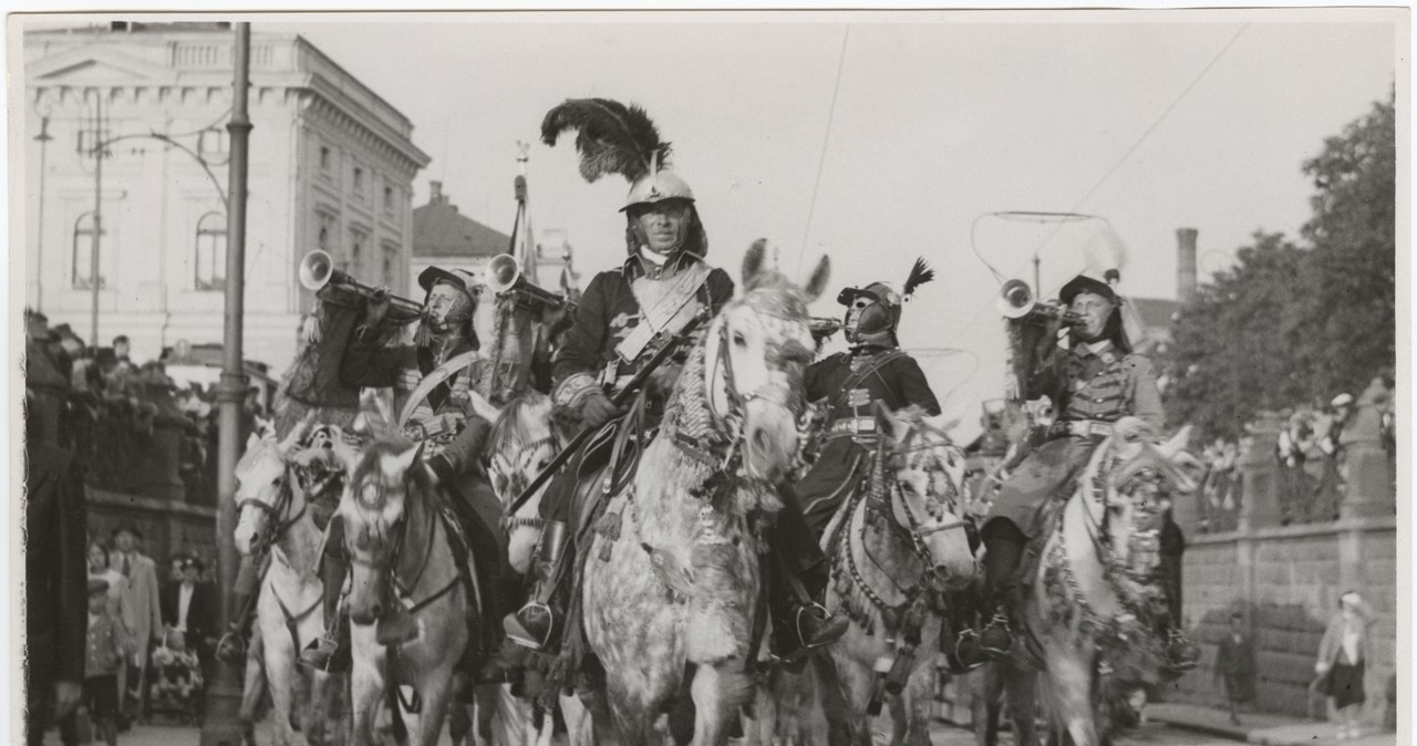 Pochód Bractwa Kurkowego - rajtarzy, Kraków, ul. Lubicz, 1938 /Ze zbiorow Muzeum Historycznego Miasta Krakowa /Agencja FORUM