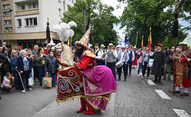 Pochód Lajkonika przeszedł przez Kraków. To jedna z najpiękniejszych tradycji miasta