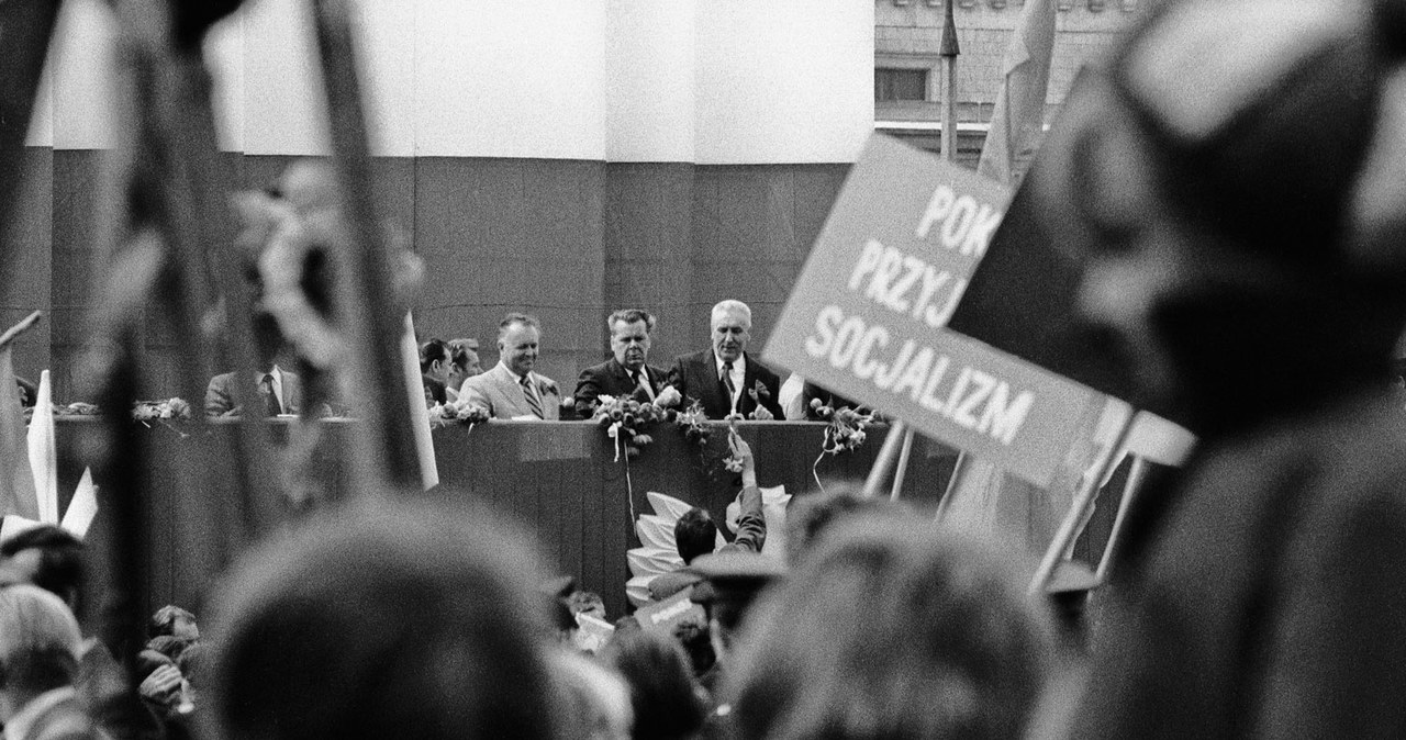 Pochód pierwszomajowy w 1980 roku: Na trybunie honorowej Stanisław Kania i Edward Gierek fot. Mark Carrot/FOTONOVA /East News