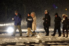 Pochód uczestników uroczystości przed Pomnik Ofiar Faszyzmu