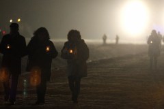 Pochód uczestników uroczystości przed Pomnik Ofiar Faszyzmu