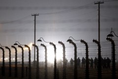 Pochód uczestników uroczystości przed Pomnik Ofiar Faszyzmu