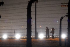 Pochód uczestników uroczystości przed Pomnik Ofiar Faszyzmu