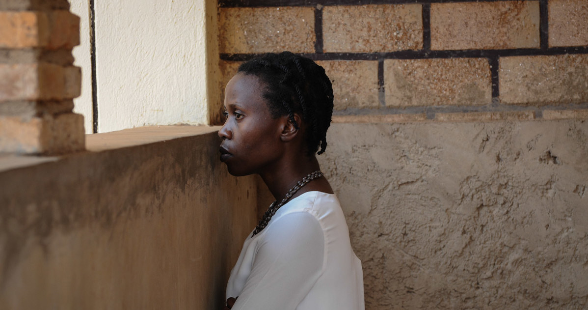 Pochodząca z plemienia Tutsi Claudine Mugambira (Eliane Umuhire), jest córką cenionego rwandyjskiego ornitologa, który zginął w czasie masakry/fot. Ewa Łowżył / materiały KOSFILM /.