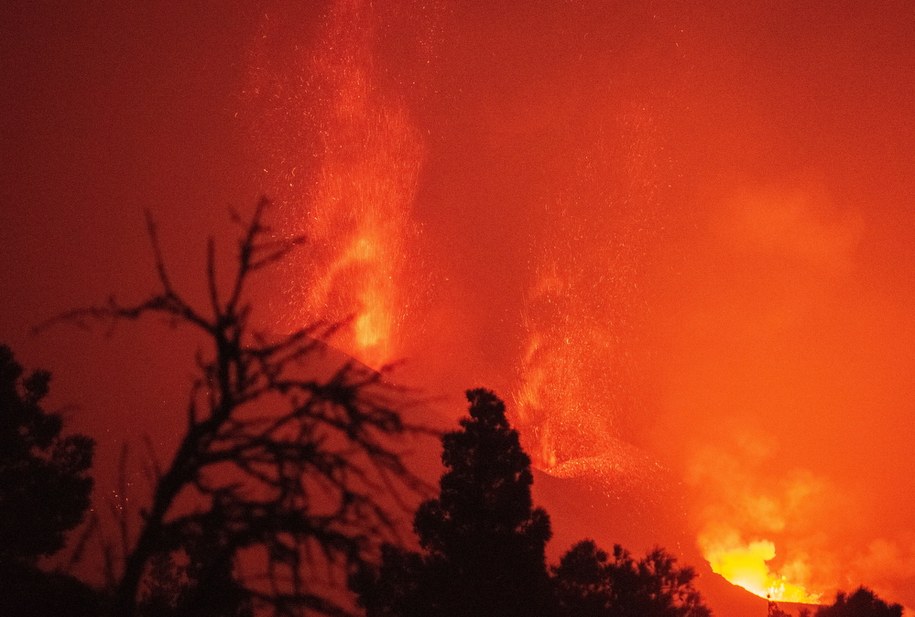 "Pochodzący z aktywnego na La Palmie wulkanu materiał może skazić powietrze, wodę oraz żywność" - przestrzegają media /CARLOS DE SAA /PAP/EPA