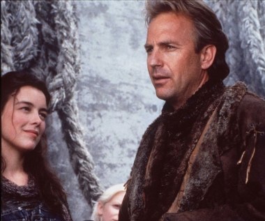 Pochodzi z Anglii, karierę zaczynała w teatrze. Ukończyła wydział filologii angielskiej uniwersytetu w Cambridge, przez dwa lata studiowała aktorstwo w Bristol Old Vic Theatre School. Współpracowała z Royal Shakespeare Company w Stratford-upon-Avon i Londynie. Czteromiesięczne tournee z "Ryszardem III" z Ianem McKellenem w roli tytułowej przywiodło ją do USA, gdzie zauważył ją Kevin Costner proponując jej rolę w "Wysłanniku przyszłości".