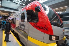 Pociąg "Marszałek" w biało-czerwonych barwach na trasie Łódź - Warszawa
