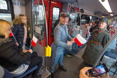 Pociąg "Marszałek" w biało-czerwonych barwach na trasie Łódź - Warszawa