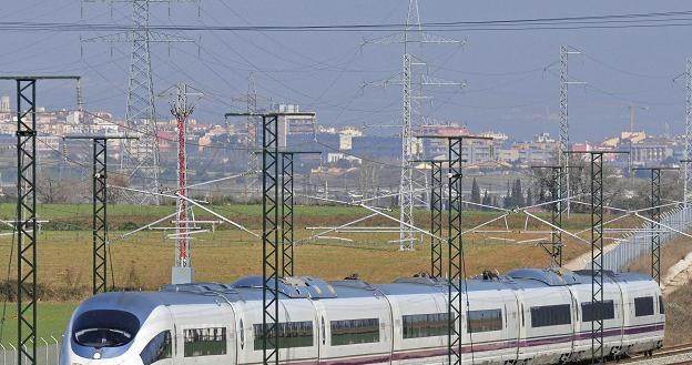 Pociąg AVE na trasie Barcelona-Girona-Figueres /EPA