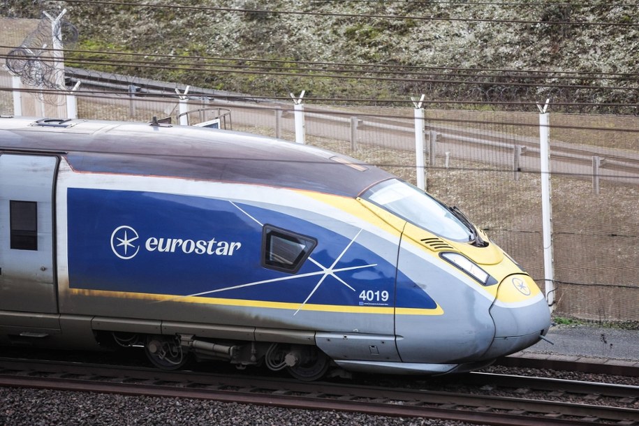 Pociąg Eurostar przed wjazdem do tunelu (zdj. arch.) /Teresa Suarez /PAP/EPA