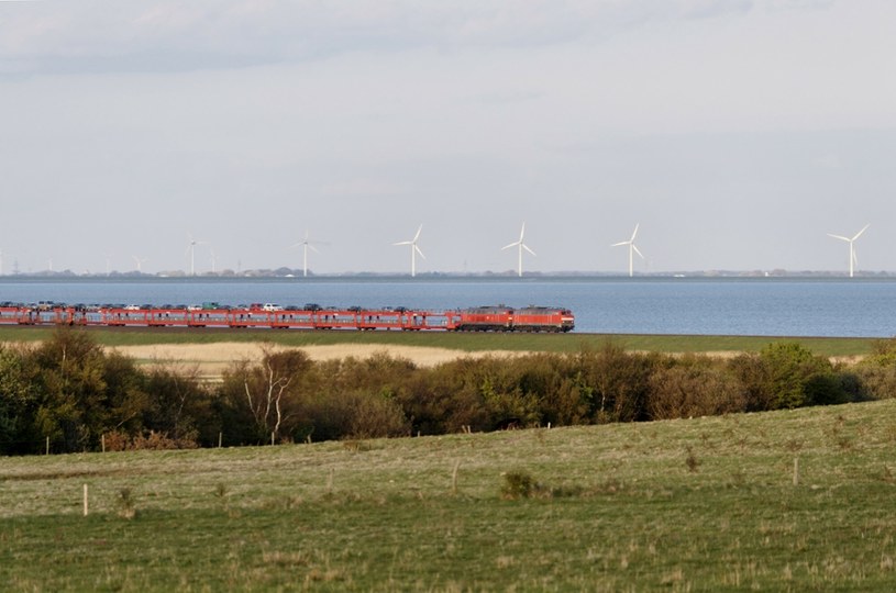 Pociąg jadący na wyspę Sylt /Bottcher, Ulf/Travel Collection /East News