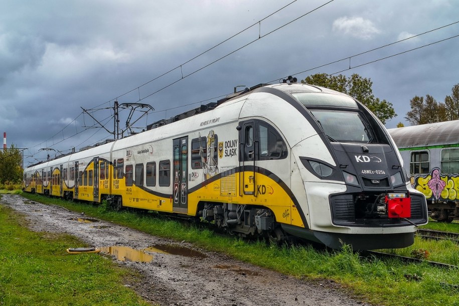 ​Śmiertelny wypadek koło Wrocławia. Bus zderzył się z pociągiem