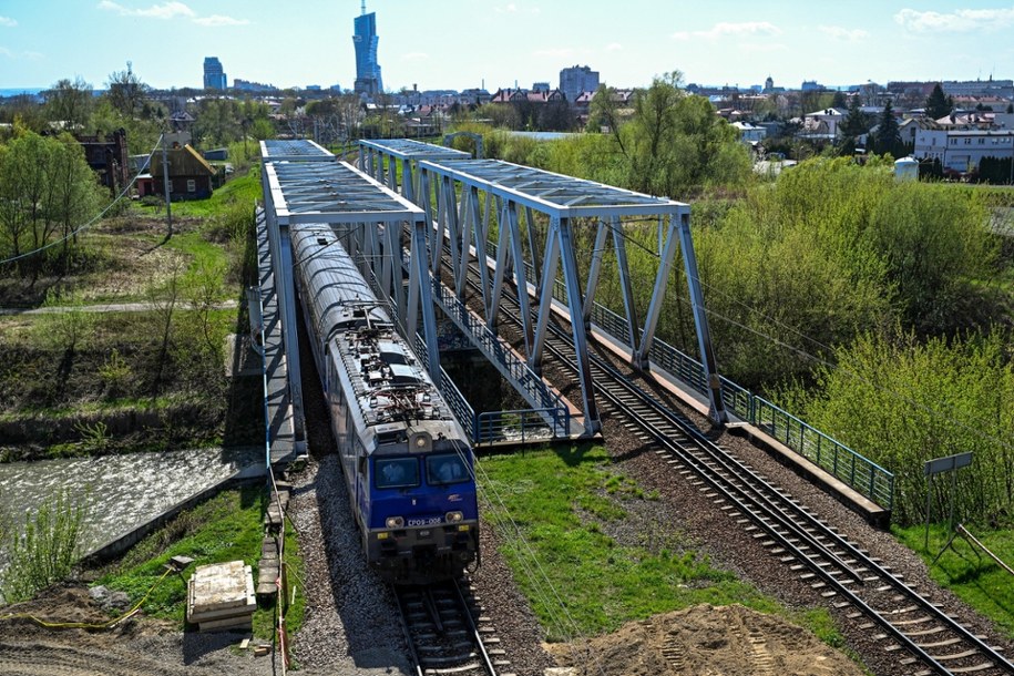 Pociąg PKP Intercity na szlaku kolejowym w Rzeszowie /Darek Delmanowicz /PAP