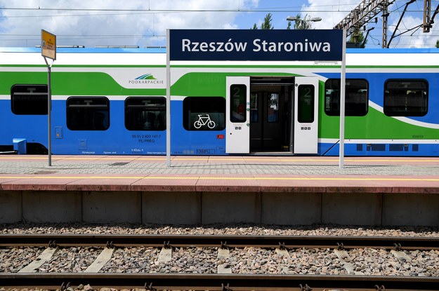 Pociąg Podkarpackiej Kolei Aglomeracyjnej, na stacji Rzeszów Staroniwa /Darek Delmanowicz /PAP