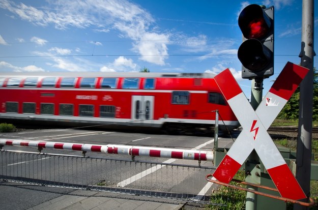 Pociąg ...pomylił drogi /Jan-Philipp Strobel /PAP/EPA