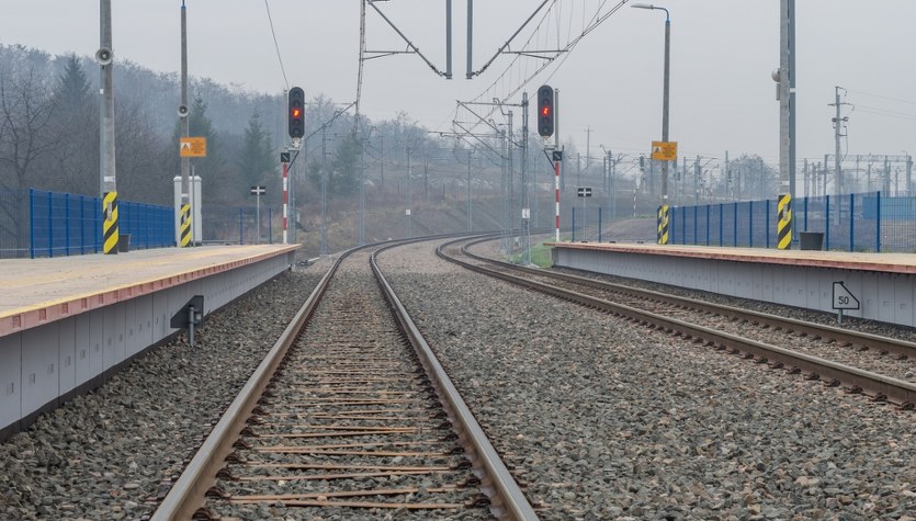 Pociąg przejechał nad pijanym mężczyzną. Dostrzegli go kolejarze