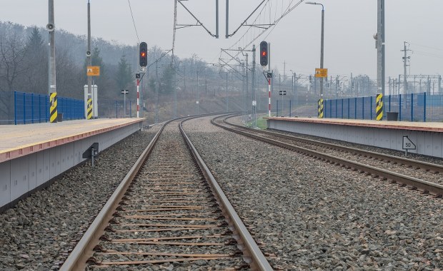 Pociąg przejechał nad pijanym mężczyzną. Dostrzegli go kolejarze