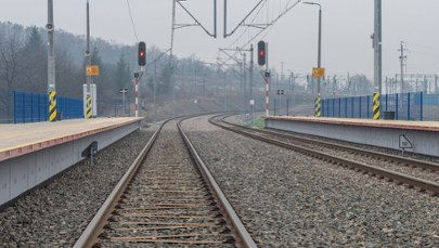 Pociąg przejechał nad pijanym mężczyzną. Dostrzegli go kolejarze
