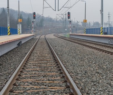 Pociąg przejechał nad pijanym mężczyzną. Dostrzegli go kolejarze
