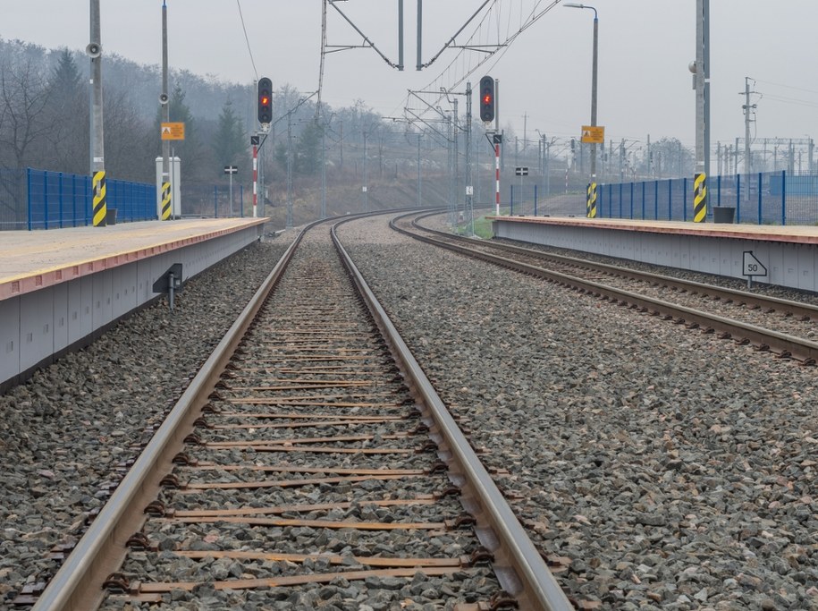 Pociąg przejechał nad pijanym mężczyzną. Dostrzegli go kolejarze