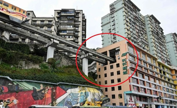 Pociąg przejeżdża tu przez wieżowiec. Oto najbardziej niezwykła metropolia świata