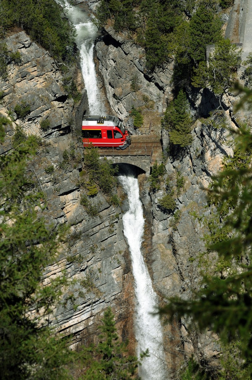 Pociąg przejeżdża w sumie przez 55 tuneli, 196 mostów i wzniesień /Switzerland Tourism
