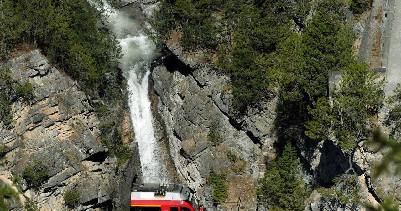 Pociąg przejeżdża w sumie przez 55 tuneli, 196 mostów i wzniesień /Switzerland Tourism