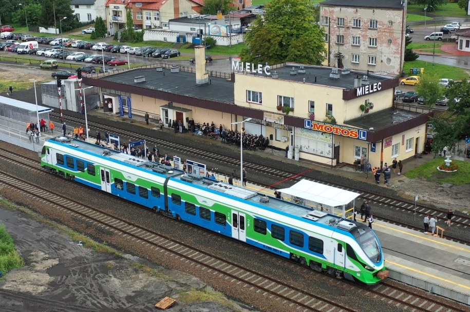 Pociąg regionalny na dworcu kolejowym w Mielcu /	Darek Delmanowicz   /PAP