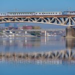 Pociąg stanął na moście. Utrudnienia w Warszawie
