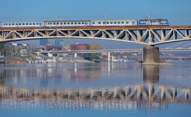 Pociąg stanął na moście. Utrudnienia w Warszawie