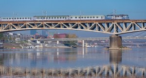 Pociąg stanął na moście. Utrudnienia w Warszawie