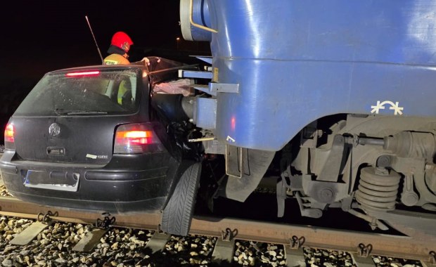 Pociąg staranował auto na przejeździe kolejowym. Kierowca uciekł 