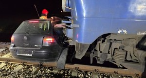 Pociąg staranował auto na przejeździe kolejowym. Kierowca uciekł 