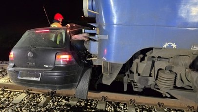 Pociąg staranował auto na przejeździe kolejowym. Kierowca uciekł 