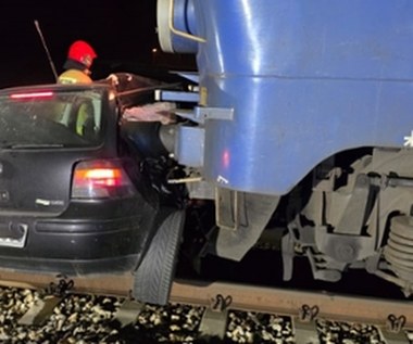 Pociąg staranował auto na przejeździe kolejowym. Kierowca uciekł 